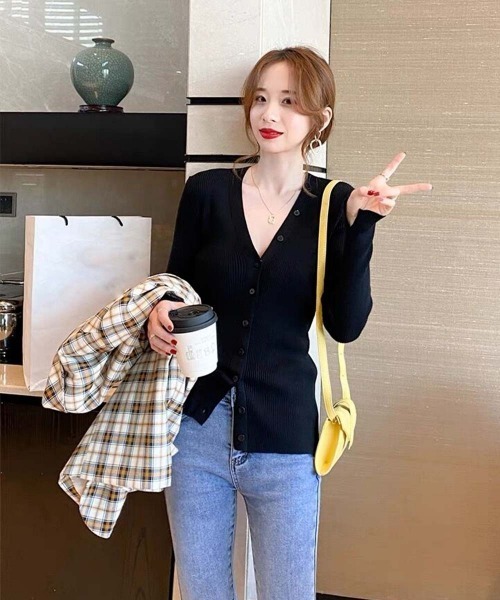 Miniministore（ミニミニストア）の「Vネック ボタンリブニット トップス（ニット/セーター・レディース・ベージュ/ボルドー/アイボリー/ブラック/ダークブラウン・FREE）」の9枚目の写真