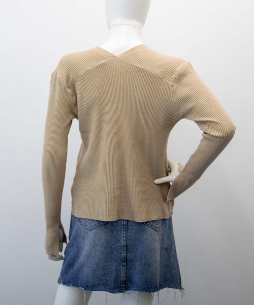 Miniministore（ミニミニストア）の「Vネック ボタンリブニット トップス（ニット/セーター・レディース・ベージュ/ボルドー/アイボリー/ブラック/ダークブラウン・FREE）」の16枚目の写真