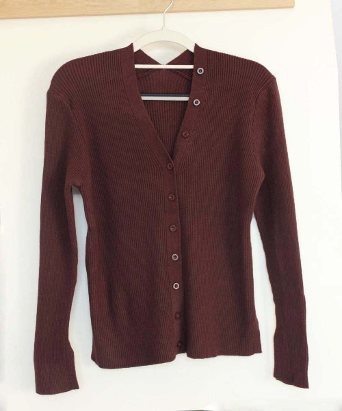 Miniministore（ミニミニストア）の「Vネック ボタンリブニット トップス（ニット/セーター・レディース・ベージュ/ボルドー/アイボリー/ブラック/ダークブラウン・FREE）」の17枚目の写真