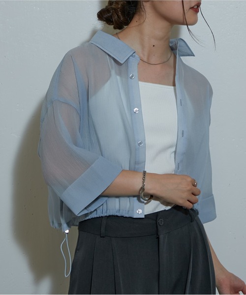 COLONY 2139(コロニートゥーワンスリーナイン)の「シアー裾ドロストクロップドシャツ(シャツ/ブラウス・レディース・サックスブルー/ブラック/グレー/オフホワイト・FREE)」の4枚目の写真