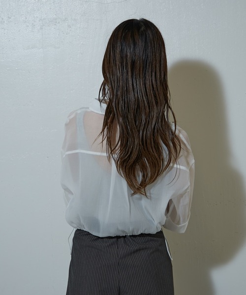 COLONY 2139(コロニートゥーワンスリーナイン)の「シアー裾ドロストクロップドシャツ(シャツ/ブラウス・レディース・サックスブルー/ブラック/グレー/オフホワイト・FREE)」の9枚目の写真