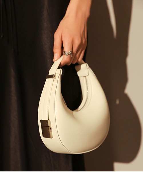 gossip!ロサンゼルス(ゴシップロサンゼルス)の「ハーフムーンショルダーバッグ(ショルダーバッグ・レディース・オフホワイト/ブラック/グリーン/ワイン・FREE)」の9枚目の写真