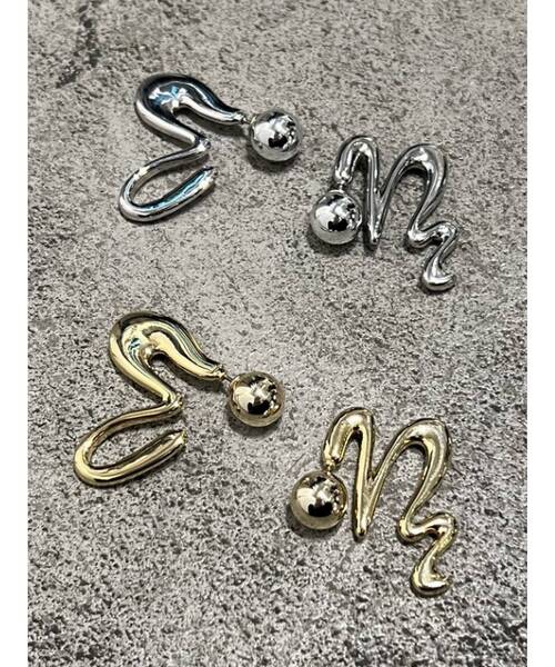 EMODA（エモダ）の「アシンメトリーEMニュアンスピアス（ピアス（両耳用）・レディース・シルバー/ゴールド・FREE）」の3枚目の写真