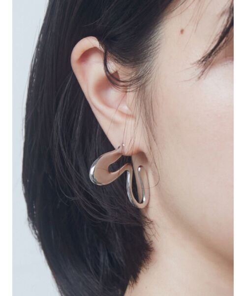 EMODA（エモダ）の「アシンメトリーEMニュアンスピアス（ピアス（両耳用）・レディース・シルバー/ゴールド・FREE）」の4枚目の写真