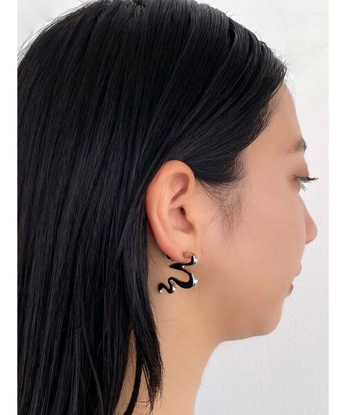 EMODA（エモダ）の「アシンメトリーEMニュアンスピアス（ピアス（両耳用）・レディース・シルバー/ゴールド・FREE）」の13枚目の写真
