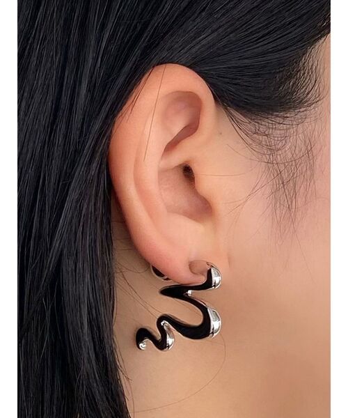 EMODA（エモダ）の「アシンメトリーEMニュアンスピアス（ピアス（両耳用）・レディース・シルバー/ゴールド・FREE）」の14枚目の写真