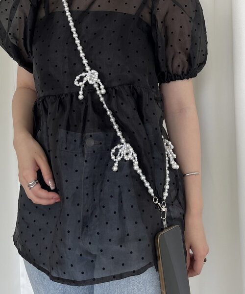 prose verse(プロズヴェール)の「ビーズリボンスマホストラップ(ブローチ/コサージュ・レディース・シルバー/オフホワイト・フリ-)」の4枚目の写真