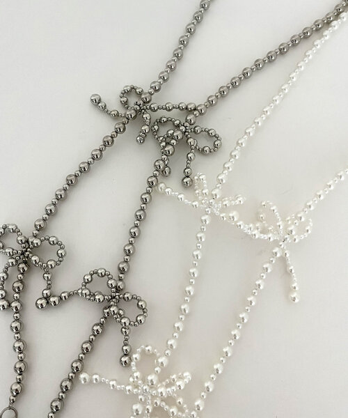 prose verse(プロズヴェール)の「ビーズリボンスマホストラップ(ブローチ/コサージュ・レディース・シルバー/オフホワイト・フリ-)」の9枚目の写真