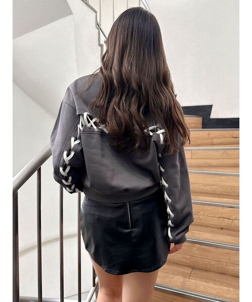 GYDA（ジェイダ）の「BACKレースアップショートロゴスウェットトップス（スウェット・レディース・チャコールグレー/グレー/オフホワイト・FREE）」の7枚目の写真