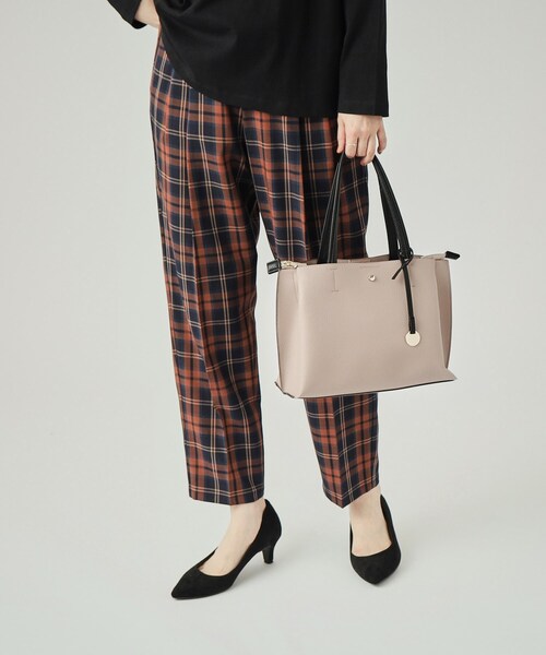 SHOO・LA・RUE(シューラルー)の「◆【軽量/2WAY】デイリーにも通勤にも ふわっと軽いトートバッグ(トートバッグ・レディース・ブラック/ワインレッド/グレー/ベージュ系4・00)」の5枚目の写真