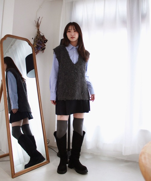 Reurie'(レウリィ)の「フラッフィーVネックニットベスト/fluffy Vneck knit vest ノースリーブ シャギー 起毛 ふわふわ もこもこ ニュアンスカラー シンプル 重ね着 レイヤード カジュアル きれいめ オーバーサイズ カーキ グリーン ブラウン チャコール グレー(ニット/セーター・レディース・チャコールグレー/グリーン・FREE)」の10枚目の写真