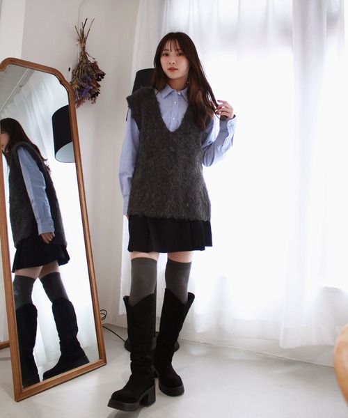 Reurie'(レウリィ)の「フラッフィーVネックニットベスト/fluffy Vneck knit vest ノースリーブ シャギー 起毛 ふわふわ もこもこ ニュアンスカラー シンプル 重ね着 レイヤード カジュアル きれいめ オーバーサイズ カーキ グリーン ブラウン チャコール グレー(ニット/セーター・レディース・チャコールグレー/グリーン・FREE)」の7枚目の写真