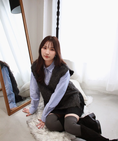 Reurie'(レウリィ)の「フラッフィーVネックニットベスト/fluffy Vneck knit vest ノースリーブ シャギー 起毛 ふわふわ もこもこ ニュアンスカラー シンプル 重ね着 レイヤード カジュアル きれいめ オーバーサイズ カーキ グリーン ブラウン チャコール グレー(ニット/セーター・レディース・チャコールグレー/グリーン・FREE)」の3枚目の写真