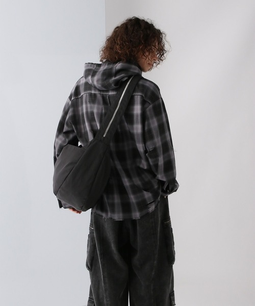 HARE（ハレ）の「ショルダーZIP-BIG-BAG(HARE)（ショルダーバッグ・メンズ・ブラック・FREE）」の3枚目の写真