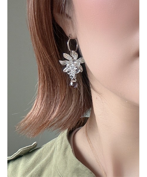 tone(トーン)の「【Withy】朝露~輝く雫とお花のイヤリング / Hana(ハナ)(MA)(イヤリング・レディース・シルバー系その他・FREE)」の2枚目の写真