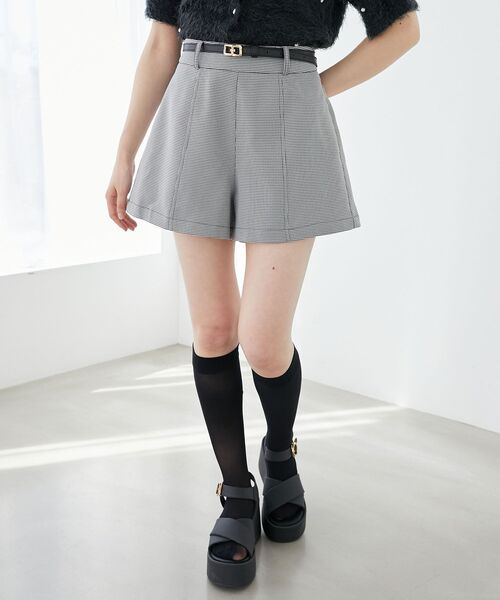 MAJESTIC LEGON(マジェスティックレゴン)の「ベルト付きショートパンツ(その他パンツ・レディース・ブラック/グレー/アイボリー/ブラック系その他/ブラック系その他2・MEDIUM)」の1枚目の写真