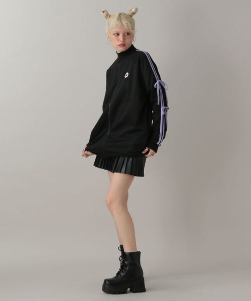 FOREVER 21（フォーエバー トゥエンティーワン）の「【クロミ】リボントラックジャケット（ブルゾン・レディース・ブラック・FREE）」の2枚目の写真