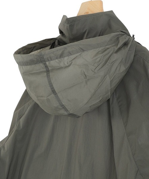 DAIWA PIER39（ダイワピア39）の「DAIWA PIER39 / ダイワ ピアサーティナイン：TECH WIND SHELL JACKET：BJ-21025[PIE]（ミリタリージャケット・メンズ・グレー・S/M/L）」の4枚目の写真