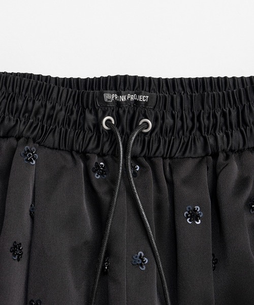 PRANK PROJECT（プランクプロジェクト）の「フラワービジューサテンイージーパンツ / Flower Beaded Satin Easy Pants（その他パンツ・レディース・ブラック/ホワイト・36/38）」の15枚目の写真