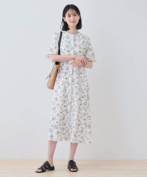 INDIVI(インディヴィ)の「【洗える/UVケア/羽織り可能】フラワー柄前あきワンピース(ワンピース・レディース・ブラック系/ホワイト系3・05/13/15 /36/38/40)」の6枚目の写真