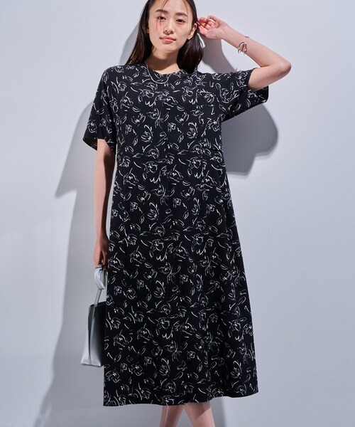 INDIVI(インディヴィ)の「【洗える/UVケア/羽織り可能】フラワー柄前あきワンピース(ワンピース・レディース・ブラック系/ホワイト系3・05/13/15 /36/38/40)」の8枚目の写真