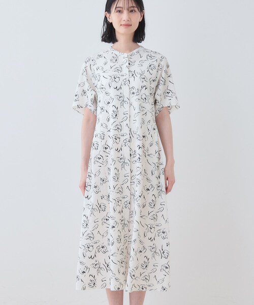 INDIVI(インディヴィ)の「【洗える/UVケア/羽織り可能】フラワー柄前あきワンピース(ワンピース・レディース・ブラック系/ホワイト系3・05/13/15 /36/38/40)」の16枚目の写真