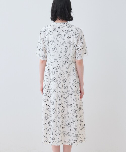 INDIVI(インディヴィ)の「【洗える/UVケア/羽織り可能】フラワー柄前あきワンピース(ワンピース・レディース・ブラック系/ホワイト系3・05/13/15 /36/38/40)」の18枚目の写真