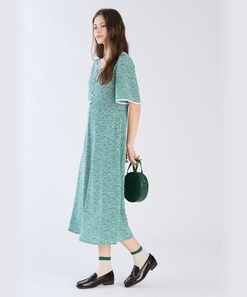 To b. by agnes b.（トゥービーバイアニエスベー）の「フラワープリント 半袖 ワンピース（ワンピース・レディース・グリーン・36/40/38）」の4枚目の写真