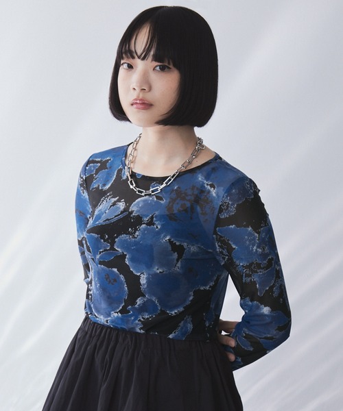 ELUNIS(エルニス)の「フラワー柄シアートップス(長袖)(Tシャツ/カットソー・レディース・ブルー系1/ブラック系1・FREE)」の3枚目の写真