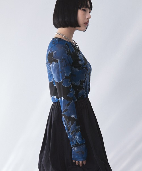 ELUNIS(エルニス)の「フラワー柄シアートップス(長袖)(Tシャツ/カットソー・レディース・ブルー系1/ブラック系1・FREE)」の6枚目の写真