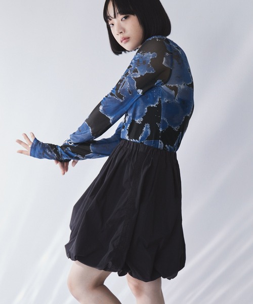 ELUNIS(エルニス)の「フラワー柄シアートップス(長袖)(Tシャツ/カットソー・レディース・ブルー系1/ブラック系1・FREE)」の7枚目の写真