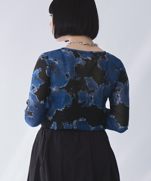 ELUNIS(エルニス)の「フラワー柄シアートップス(長袖)(Tシャツ/カットソー・レディース・ブルー系1/ブラック系1・FREE)」の9枚目の写真