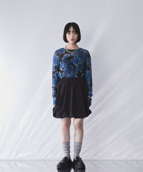 ELUNIS(エルニス)の「フラワー柄シアートップス(長袖)(Tシャツ/カットソー・レディース・ブルー系1/ブラック系1・FREE)」の10枚目の写真