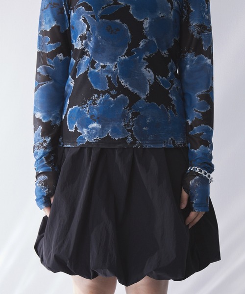 ELUNIS(エルニス)の「フラワー柄シアートップス(長袖)(Tシャツ/カットソー・レディース・ブルー系1/ブラック系1・FREE)」の14枚目の写真