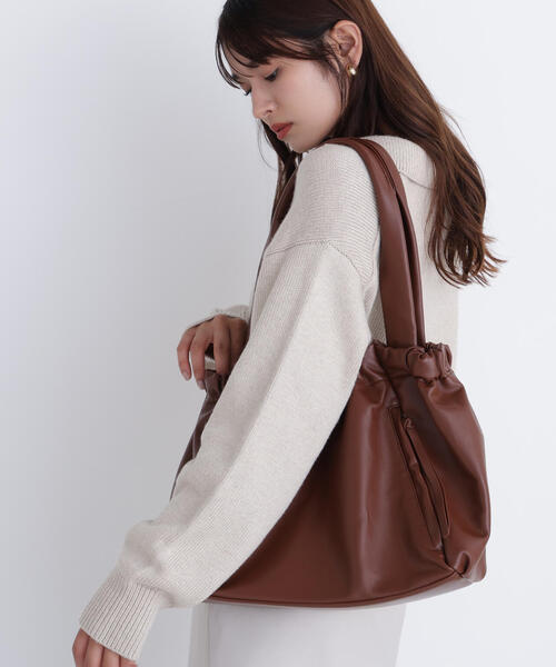 NATURAL BEAUTY BASIC(ナチュラルビューティーベーシック)の「◇ギャザリングフェイクレザー2wayトートバッグ(トートバッグ・レディース・ブラック/キャメル・フリ-)」の12枚目の写真