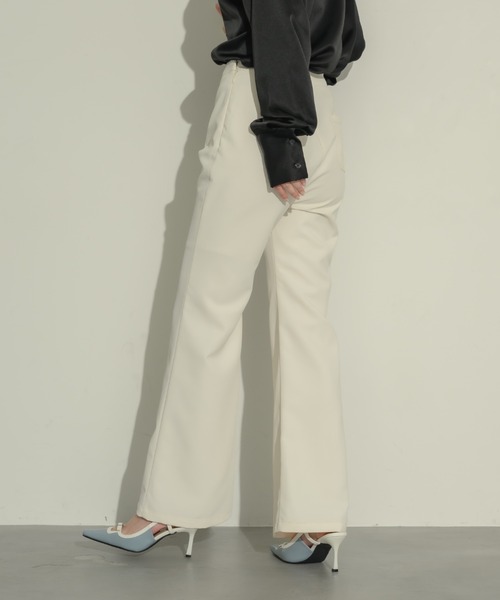 NEUNA(ヌナ)の「フレアラインパンツ(スラックス・レディース・アイボリー/ブラック・SMALL/MEDIUM/LARGE)」の13枚目の写真