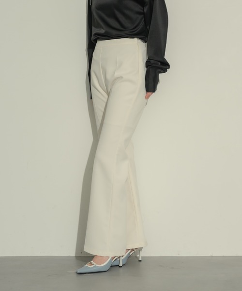 NEUNA(ヌナ)の「フレアラインパンツ(スラックス・レディース・アイボリー/ブラック・SMALL/MEDIUM/LARGE)」の19枚目の写真