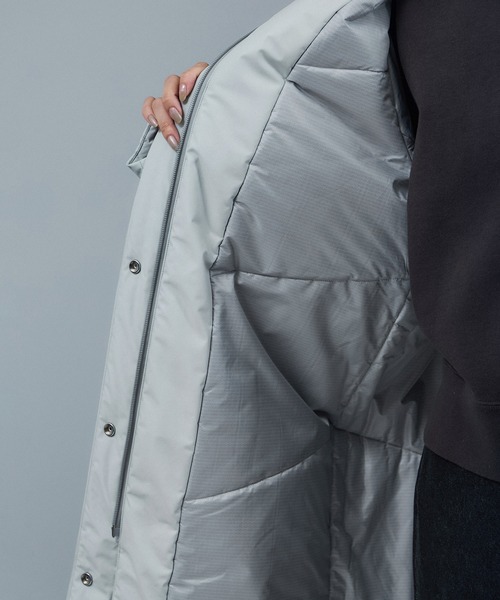 DESCENTE ALLTERRAIN（デサント　オルテライン）の「【DESCENTE ALLTERRAIN（デサントオルテライン）】別注ステンカラーパフコート（ダウンジャケット/コート・レディース・ブラック系その他/ライトグレー・FREE）」の5枚目の写真