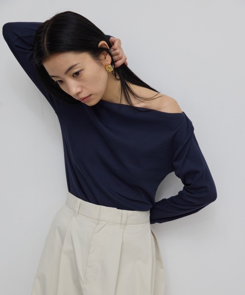 AIC.（エーアイシー）の「【ロングセラー】ボートネックロングスリーブトップス（Tシャツ/カットソー・レディース・オフホワイト/グレイッシュベージュ/ネイビー/ブラック/ダークグレー/ブラウン/グレー・FREE）」の8枚目の写真