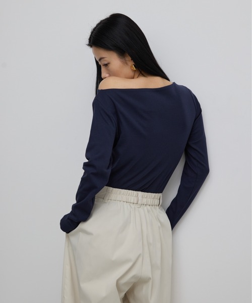 AIC.（エーアイシー）の「【ロングセラー】ボートネックロングスリーブトップス（Tシャツ/カットソー・レディース・オフホワイト/グレイッシュベージュ/ネイビー/ブラック/ダークグレー/ブラウン/グレー・FREE）」の13枚目の写真