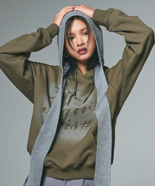 X-girl オリーブグリーン パーカー X-girl（エックスガール）の「SPRAY LOGO SWEAT HOODIE（パーカー