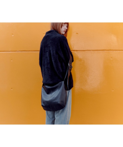 ONE.(ワンドット)の「【ONE.ワンドット】 Large Shoulder Bag / 撥水レザー(ショルダーバッグ・メンズ・ブラック・FREE)」の2枚目の写真