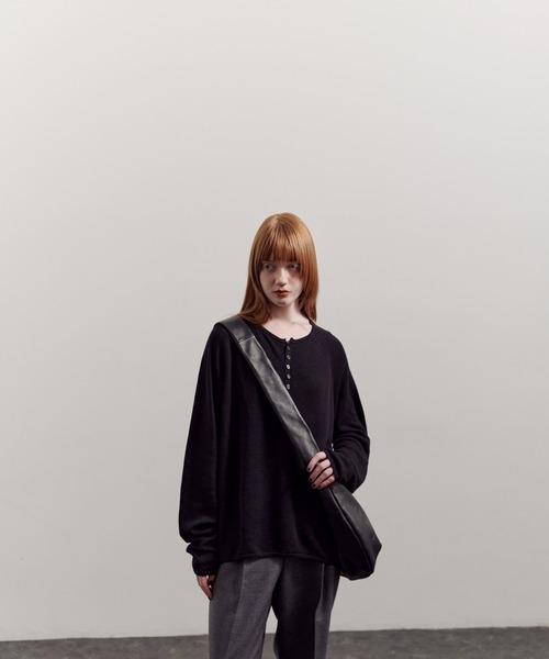 ONE.(ワンドット)の「【ONE.ワンドット】 Large Shoulder Bag / 撥水レザー(ショルダーバッグ・メンズ・ブラック・FREE)」の4枚目の写真