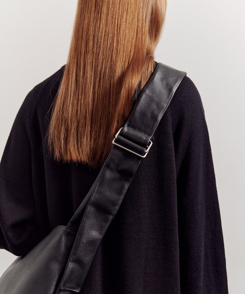 ONE.(ワンドット)の「【ONE.ワンドット】 Large Shoulder Bag / 撥水レザー(ショルダーバッグ・メンズ・ブラック・FREE)」の5枚目の写真