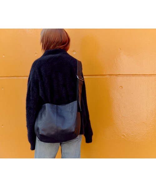 ONE.(ワンドット)の「【ONE.ワンドット】 Large Shoulder Bag / 撥水レザー(ショルダーバッグ・メンズ・ブラック・FREE)」の8枚目の写真