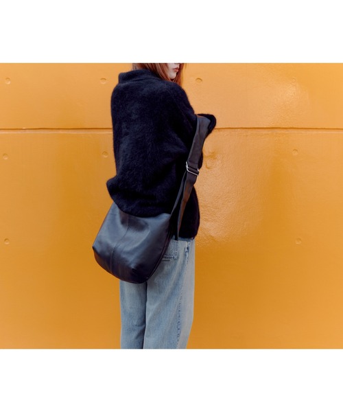ONE.(ワンドット)の「【ONE.ワンドット】 Large Shoulder Bag / 撥水レザー(ショルダーバッグ・メンズ・ブラック・FREE)」の9枚目の写真