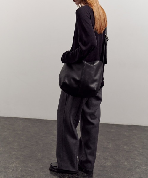 ONE.(ワンドット)の「【ONE.ワンドット】 Large Shoulder Bag / 撥水レザー(ショルダーバッグ・メンズ・ブラック・FREE)」の19枚目の写真