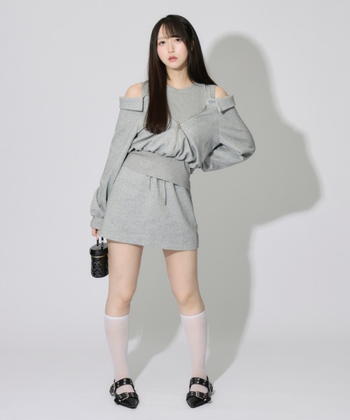 ALLuRing ChaRm(アリュリングチャーム)の「Layered Off-the-Shoulder Sweatsuit Set / レイヤードオフショルダースウェットセット(セットアップ・レディース・グレー・FREE)」の1枚目の写真