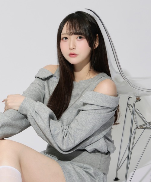 ALLuRing ChaRm(アリュリングチャーム)の「Layered Off-the-Shoulder Sweatsuit Set / レイヤードオフショルダースウェットセット(セットアップ・レディース・グレー・FREE)」の4枚目の写真