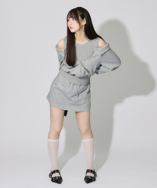 ALLuRing ChaRm(アリュリングチャーム)の「Layered Off-the-Shoulder Sweatsuit Set / レイヤードオフショルダースウェットセット(セットアップ・レディース・グレー・FREE)」の11枚目の写真